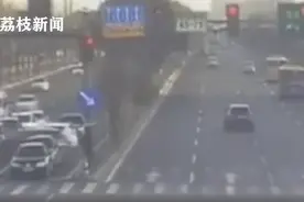 浙江嘉兴：女子驾考10次未过强行上路 油门当刹车撞3车赔40万图片