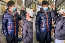 付笛生夫妇地铁出行无人识！亲密挽手太恩爱，老婆皮肤紧致似少女图片