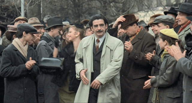 刚解封就冲上9.2！封闭管理20年，吃着狗罐头，搂着军官跳脱衣舞