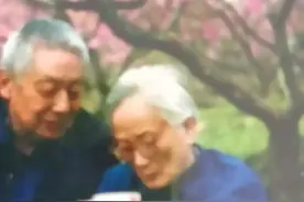 65岁老人有30万存款，每个月还有2850元养老金，够养老吗？图片