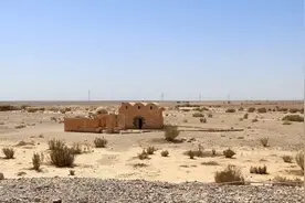 中国沙漠第一村，因修沙漠公路而被发现，村民不知现在是何年何月图片