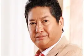 成龙的“大哥大”，港圈无人敢惹，洪金宝嘴角的伤是怎么来的图片