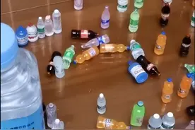 男子网购60瓶饮料9.9包邮，妻子拆开快递后傻眼：饮料瓶还没小拇指头肚大图片