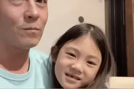 陈冠希宠溺狂亲孩子脸蛋！女儿十分嫌弃口水，疯狂擦脸动作太真实图片