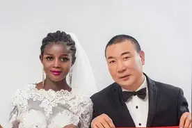 19岁非洲女孩嫁二婚中国老男人，为学中文和儿子一起读幼儿园图片