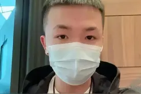 三轮车阿姨送锦旗，正义属于白衣小伙！该道歉的人却始终没有道歉图片