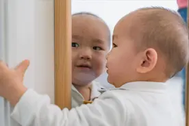 听我一句劝：别瞎给宝宝照镜子！医生的话是科学、老人的话也得听图片