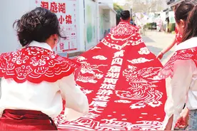 相约2025·共赴旅发盛会丨岳阳：4米非遗剪纸披风献礼旅发大会图片