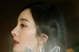 杨幂耳朵带大蝴蝶拍照就是特色，摄影师都劝她不要戴已经颜值爆棚图片