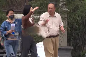 路人拍到张嘉译，头发秃顶还有这么多白发，52岁都驼背成这样了图片