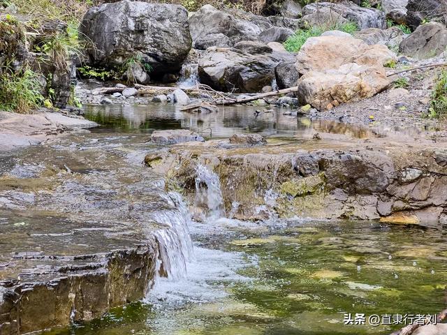 绵绵秋雨过后，杨树岭的路湿滑难行，唯峰顶的美景一如往常