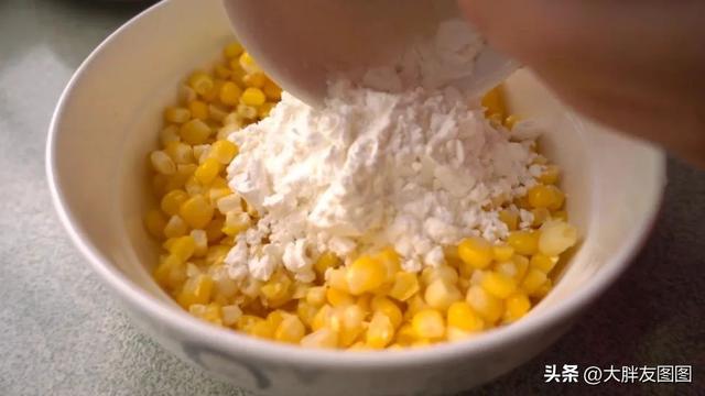 让人欲罢不能的脆甜黄金玉米烙，正确做法在这里，完整不会碎