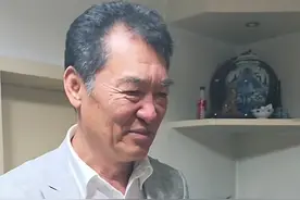 第一代武松祝延平也老了，头发泛白皱纹明显，携礼品探望李婷母亲图片