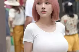 广州一女子街头穿出春天的美，惊艳路人， 网友：也太漂亮了吧！图片