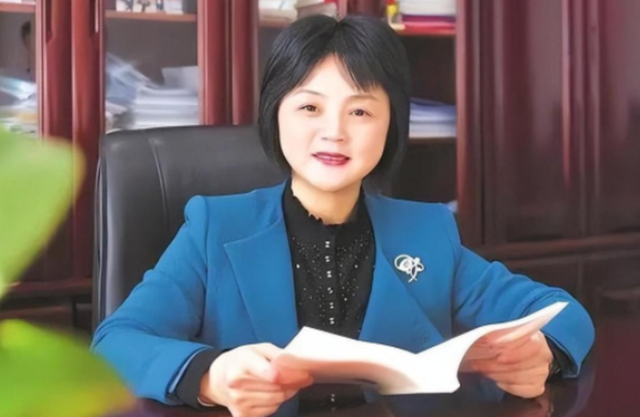 59岁宛如20岁少女的袁华厅长落马，十年厅长无人问一朝落马天下知