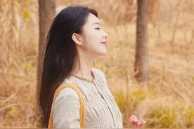 一个人拍照不呆板，这7个拍照动作，拍照好看又自然图片