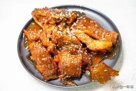 鲈鱼不要清蒸了，3招教你红烧鲈鱼不破皮，鲜辣甜口鱼肉太入味图片