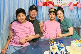 胡可晒全家福为12岁安吉庆生，小鱼儿比沙溢魁梧，兄弟颜值惹争议图片