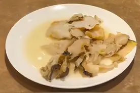 女子称高档酒店海鲜发臭且拒退款，“臭鱼烂虾很正常，谁来查都能解决”，店方：检测结果正常，已报案会追责图片