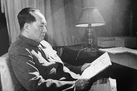 毛主席发表《蝶恋花》，胡适读完后评价：真肉麻，没有一句是通的图片