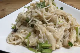 金针菇便宜好吃，3块钱做一盘，香辣爽口，清爽解油腻，简单美味图片