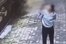 太吓人了！从5楼砸下来一把菜刀…图片