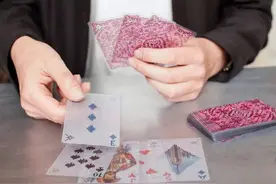 六岁孩子成语接龙不输大人，全靠爷爷每天带他“打牌”，值得学习图片