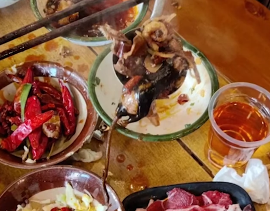 男子火锅店捞出整只去皮老鼠