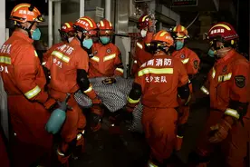 教科书式自救！女生被困废墟88小时后被救，她的自救措施真能救命图片