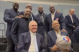 泪目!NBA75周年詹皇魔术师湖人7大超巨同框,logo男指C位留给科比图片