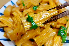 腐竹这样做，比吃大鱼大肉还过瘾，简单一炒，上桌就扫光，太香了图片