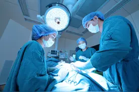 男子患癌，医生手术开腹，却看不见任何脏器，癌细胞充满腹腔图片