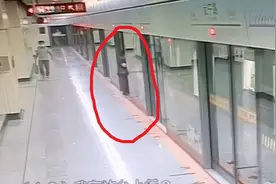 地铁13号线一乘客“冲门”列车发生延误图片