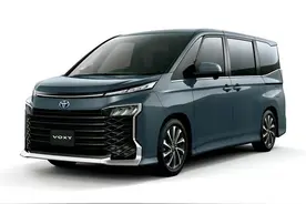 丰田“艾力绅”，新款丰田Voxy美版实拍，2.0L+6座，比赛那更精致图片