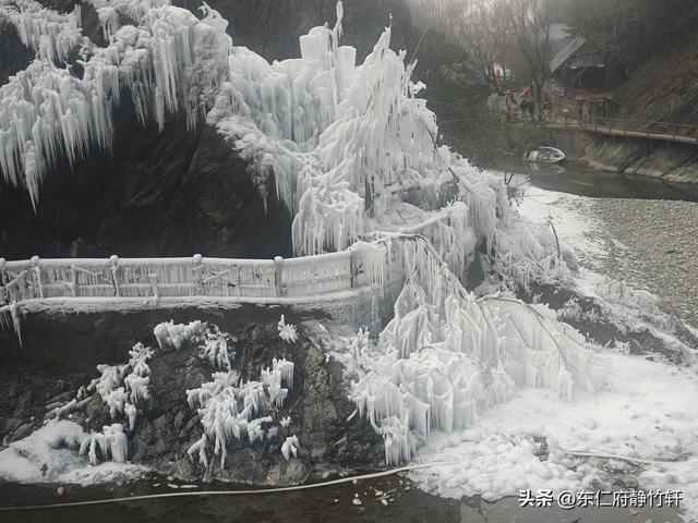 金龙峡冰崖飞瀑赋 文/李景宁