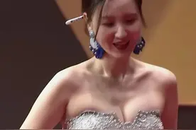 衣服滑落、摔跤、冻得发抖，明星红毯尴尬瞬间，既搞笑又心酸图片