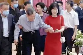 杨振宁103岁了，身体萎缩很多精神仍不错，翁帆49岁也渐渐发福了图片