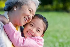 姥姥和奶奶，谁和孩子最亲？科学的排序值得老人父母们深思图片