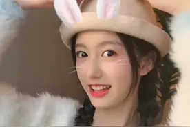 网红裴佳欣：长相酷似杨幂，才14岁浓妆艳抹打扮成熟，混迹娱乐圈图片