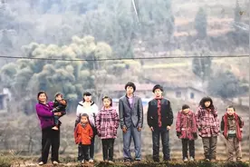 四川男子16年生11娃，后来杀人入狱，长女疯了，孩子们何去何从？图片