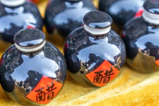 广东4款放心食醋，经鉴定，由100%纯粮精制，氨基酸最高的达8种