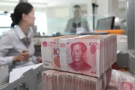 假如在银行存1亿元，一年有多少利息，能超过100万吗？图片