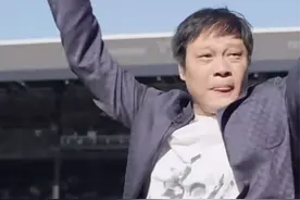 网友伦敦偶遇范志毅！与女友人公园闲逛，湖边喂鸟享受人生图片