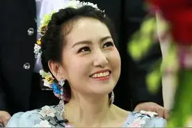 2016年，一小伙为活着的患癌妻子开告别会，妻子去世后，至今未婚图片