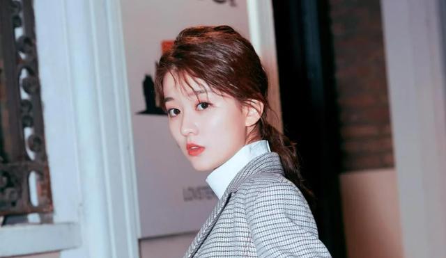 早期明星没有意识到这个问题的时候,出现了大量扁头形象,然而你现在再