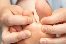 脚那么臭，为什么有人却总爱去抠？抠完还要闻一闻？图片