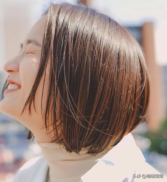 不剪露耳短发,看她就知道,"齐肩烫"多洋气(30岁女人最好看齐肩短发)