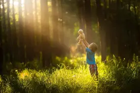 朱自清、丰子恺、冰心,跟随名家的文字回忆美好童年!图片