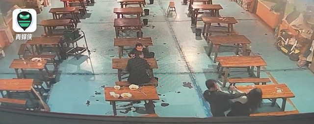 咸阳一女子在美食城被多男追打