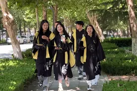 中式立领、泰山标志……山服教师为毕业生设计专属毕业服图片